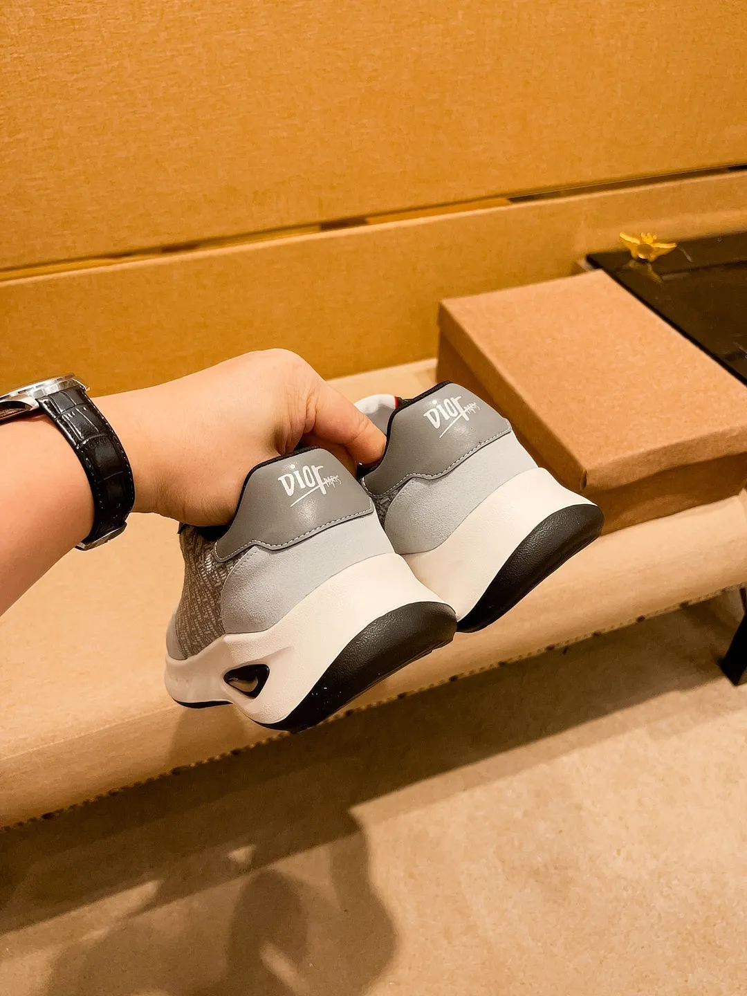 Men's shoes💰 440💰🔥 [Dior] Men's high-end brand of shoes official website 1:1 latest masterpiece: the upper is made of imported first-layer cowhide from Italy, comfortable and breathable lining ➕original non-slip and wear-resistant outsole🔥, making walking more convenient and comfortable! An exclusive new model, a stunning work, a beautiful 1:1 replica [color] compared to the official quality! Create a fashionable personality to set off your uniqueness! A must-have for trendy men! Classic 🔥Size: 39-44 Color: 🔥Multiple colors available